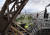  한 참가자가 28일(현지시간) 집라인을 타고 파리 에펠탑 2층에서 출발하고 있다. [AFP=연합뉴스]