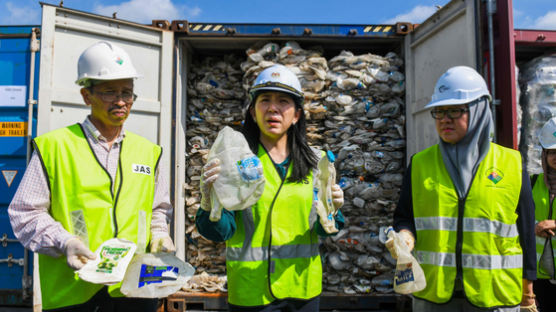 [서소문사진관] 선진국 쓰레기 수출에 말레이시아가 화났다! 수입하면 반역자