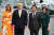 멜라니아 트럼프, 도널드 트럼프 미국 대통령, 아베 신조 일본 총리, 아키에 여사(왼쪽부터)가 28일 일본 해군 호위함 가가(DDH-184)에 올라 기념촬영을 하고 있다. [EPA=연합뉴스]