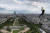 한 참가자가 28일(현지시간) 파리 에펠탑에 설치된 집라인을 타고 내려가고 있다. [AFP=연합뉴스] 
