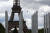 한 참가자가 28일(현지시간) 파리 에펠탑에 설치된 집라인을 타고 내려오고 있다. [AP=연합뉴스]