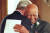  1997년 당시 미국 대통령이던 빌 클린턴이 미국 정부기관에 의해 비윤리적으로 진행되었던 ‘터스키기 연구’의 피해자들을 만나 사과하고 위로하는 장면.