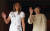 멜라니아 트럼프와 아키에 여사가 지난 27일 아카사카 별궁에서 취재진을 바라보며 손을 흔들고 있다. [AP=연합뉴스]