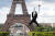 한 참가자가 28일(현지시간) 파리 에펠탑에 설치된 집라인을 타고 내려오고 있다. [로이터=연합뉴스]