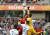 아르헨티나의 마누엘 로포 골키퍼(노란 유니폼)가 공중볼을 펀칭하고 있다. [AP=연합뉴스]