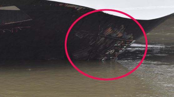 헝가리 유람선과 부딪힌 대형 바이킹선엔···충돌자국 선명