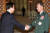 2001년 청와대에서 열린 군 주요지휘관 회의에서 조영길 당시 합참의장이 김대중 전 대통령과 악수를 나누고 있다.[청와대사진기자단]