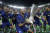 2018~19 UEFA 유로파리그 우승에 성공한 첼시. 수비수 세사르 아스필리쿠에타가 우승 트로피를 들어올리면서 기뻐하고 있다. [AP=연합뉴스]