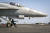 미 해군 핵 추진 항공모함인 에이브러햄 링컨함에서 F/A-18E 수퍼호넷 전투기가 출격을 기다리고 있다. 미 해군은 기존 항모에서 증기식 사출장치(catapult)를 이용해 함재기를 이륙시킨다. [로이터=연합뉴스] 