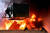 2009년 1월 서울 용산4구역 철거민대책위원회 회원들이 용산구 한강로 3가 한 빌딩에서 경찰이 강제진압에 나서자 망루에 불을 지르고 저항하고 있다. [공동사진취재단 ]