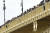 시민들과 관광객들이 30일 오후(현지시간) 다뉴브강 머르기트 다리에 모여 사고 현장을 바라보고 있다. [AP=연합뉴스]