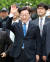이재명 경기지사가 5월 16일 수원지법 성남지원에서 열린 1심 재판에서 무죄선고를 받은 뒤 손을 들어 인사하고 있다. / 사진:연합뉴스
