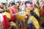 중국 장시(江西)성 요주(饶州)시 교도소에서 수감자들이 어머니의 발을 손수 씻겨 드리고 있는 모습 [출처 소후닷컴]