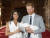 영국의 왕실 부부 메건 마클(왼쪽)과 해리 왕자(오른쪽)가 지난 8일 영국 남부의 윈저 성에 있는 세인트조지 홀에서 갓 태어난 아들과 함께 기념촬영을 하고 있다. <저작권자(c) 연합뉴스, 무단 전재-재배포 금지>