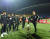 한국 U-18 축구대표팀이 판다컵 우승 트로피에 발을 올려 지탄을 받았다. [사진 웨이보]