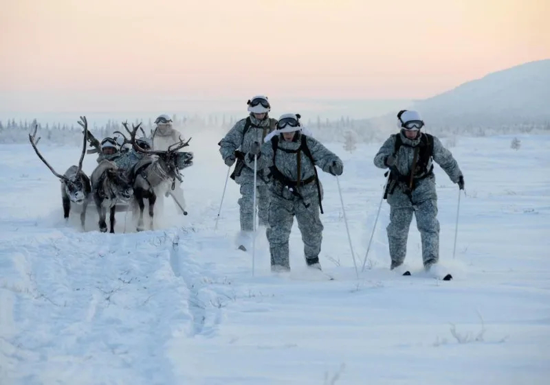 순록 썰매틀 타고 북극권 방어 훈련 중인 러시아 육군. [사진 러시아 국방부]