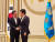 17년 8월 28일 더불어민주당 국회의원 워크샵 당시 문재인 대통령과 강훈식 의원이 인사하고 있다. [강훈식 의원실]