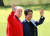 도널드 트럼프 미국 대통령과 아베 신조 일본 총리가 26일 일본 지바현의 모바라 컨트리 클럽에서 만난 뒤 기자들에게 포즈를 취했다. [로이터=연합뉴스] 