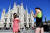 조지아로서 온 여성 관광객이 지난 30일 이탈리아 밀라노 두오모 앞에서 기념사진을 촬영하고 있다. [EPA=연합뉴스]