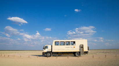 아프리카 초원을 달리는 이것, 트럭인가 버스인가?