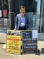 고 이한빛 CJ E&M PD의 아버지 이용관 한빛미디어 노동인권센터 이사장이 서울 마포구 상암동 CJ ENM E&M센터 앞에서 1인 시위를 하는 모습. [한빛미디어 노동인권센터 제공]