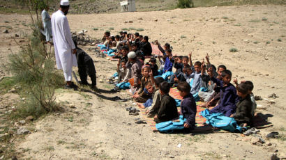 [서소문사진관]폭격을 멈춰주세요. 맨땅에서 수업하며 희망의 씨앗 뿌리는 아프칸 어린이들
