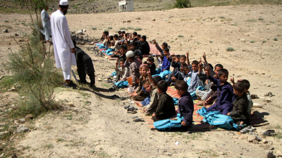 [서소문사진관]폭격을 멈춰주세요. 맨땅에서 수업하며 희망의 씨앗 뿌리는 아프칸 어린이들