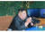 김정은 국무위원장이 지난달 4일 조선동해해상에서 진행된 전연 및 동부전선방어부대를 방문해 화격타격훈련을 참관하고 있다. 오른 손에 담배를 든 채 쌍안경을 들고 있다. 책상 위에는 담뱃갑이 놓여 있다. [사진 노동신문]