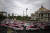 시위에 나선 수백 대의 택시들이 3일(현지시간) 멕시코시티에서 느리게 파인 아트 궁전( the Palace of Fine Arts) 앞을 지나고 있다. [AP=연합뉴스]