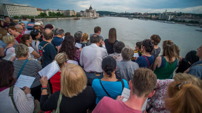 헝가리인 수백 명, '아리랑' 부르며 유람선 사고 희생자 추모