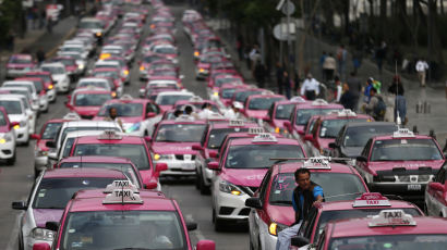[서소문사진관] 멕시코 택시 기사들도 우버 반대, 출근길 도로 점거