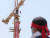 4일 오전 울산시 북구의 한 아파트 공사현장에서 대형 타워크레인 조종사들이 점거 농성을 벌이고 있다. [연합뉴스]
