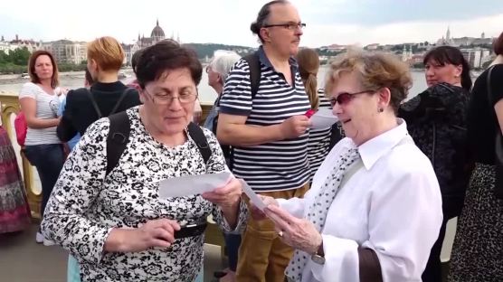 헝가리 시민들이 부른 '다뉴브 아리랑'…서툰 한글로 추모 문구도