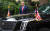 트럼프 대통령이 4일 오전 메이 총리를 만나기 위해 다우닝10번가를 방문하고 있다.[EPA=연합뉴스]
