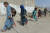  지뢰로 다리를 잃은 어린이들이 목발을 짚고 등교하고 있다. [AFP=연합뉴스]