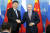지난해 9월 11일(현지시간) 러시아 블라디보스토크에서 열린 동방경제포럼 참석 차 러시아를 방문한 시진핑 중국 국가주석이 블라디미르 푸틴 러시아 대통령을 만나 악수하고 있다. [Ap=연합뉴스]