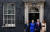 미영 정상부부가 4일 런던 다우닝10번가 총리관저 앞에서 기념촬영을 하고 있다. 왼쪽 창가에 래리가 보인다.[AFP=연합뉴스]