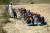 지난 달 29일 (현지시간) 아프가니스탄 난가르 주 하스킨에서 학생들이 맨땅에서 수업을 받고 있다. [신화=연합뉴스]