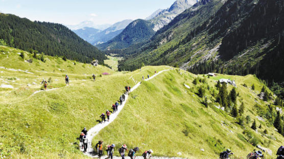 [Enjoy Your Life] 알프스 초원지대부터 만년설의 산악지대까지…‘뚜르 드 몽블랑’을 걷다