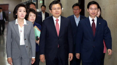 ‘막말 논란’ 한국당 20%대로 떨어져…문 대통령 보합세