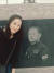 고 한주호 준위의 딸 한태경씨가 경남 창원 진해루해병공원 내 한 준위의 동상 앞에서 기념 촬영하고 있는 모습. [사진 한태경씨]