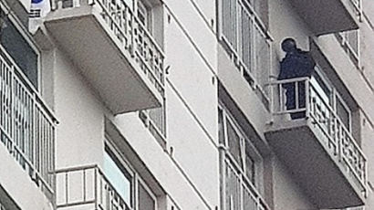 50대 남성, "집에 시체있다"며 아파트 12층서 알몸 자살 소동