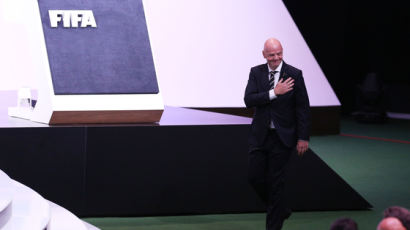 박수 속에 임기 늘린 FIFA 회장 "축구 안에서의 돈은 축구로..."