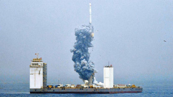 [사진] 중국, 해상 이동식 발사대서 로켓 쐈다