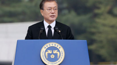 文대통령 지지율, 소폭 상승해 46%…민주 39%, 한국 23%