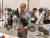  한 남성이 5일(현지시간)이 예민하게 반응하는 로봇손을 살펴보고 있다. [AFP=연합뉴스]