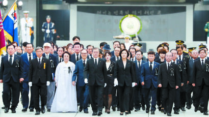 문 대통령, 김원봉 언급하며 “좌우합작 광복군, 국군 뿌리”