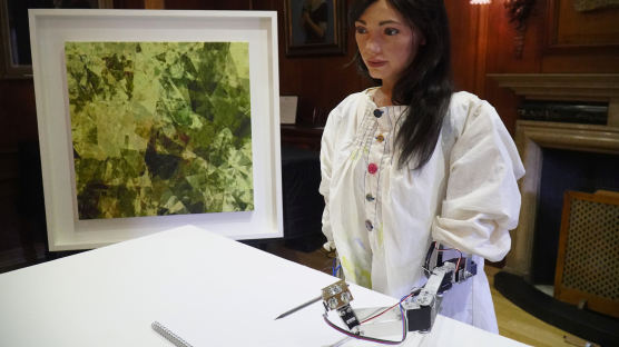[서소문사진관]세계최초 인공지능 로봇 예술가 아이다(Ai-Da)가 그린 초상화