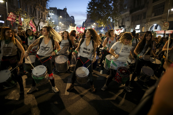 지난 3일 아르헨티나 부에노스아이레스에서 여성에 대한 폭력에 반대하는 시위가 열렸다. 사진은 시위 참가자들이 드럼을 치며 행진하는 모습. [AP=연합뉴스]