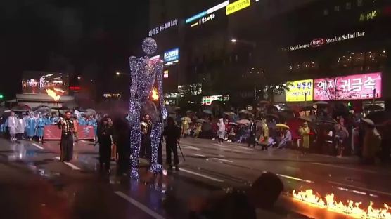 [눕터뷰]'강다니엘 안아준' 거대 인형 만든 이탈리아 장인 미켈레 눈노